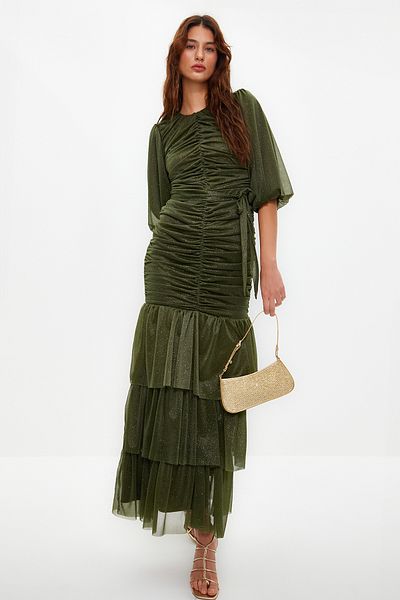 Trendyol Modest Dlhé strieborné večerné šaty s detailným khaki volánom TCTSS24DB00039