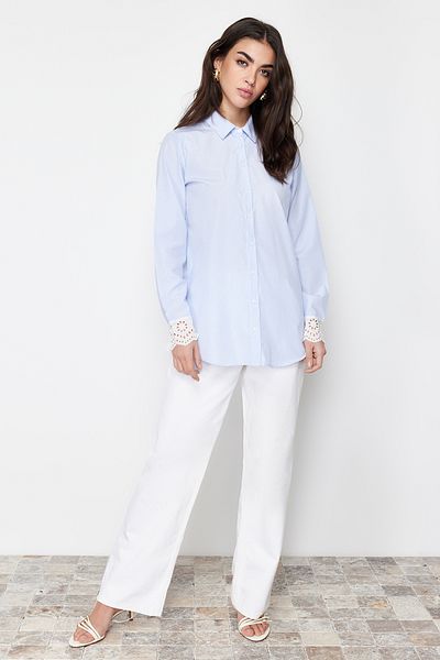Trendyol Modest قميص منسوج من مزيج القطن بتفاصيل مطرزة باللون الأزرق TCTSS24TG00006
