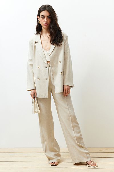 Trendyol Collection Beigefarbener Blazer aus Baumwoll-Leinengewebe mit zweireihigem Verschluss TWOSS24BC00018