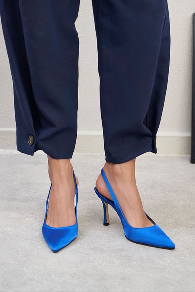 NİŞANTAŞI SHOES Mendy Saks kék szatén öv részletes hegyes orrú női sarkú cipő