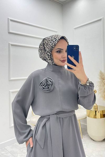 Neşeli Butik بذلة حجاب فضفاضة باللون الرمادي - بحزام وتفاصيل وردية، Nms003
