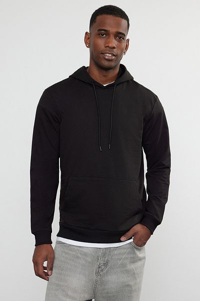 Trendyol Collection Schwarzes Langarm-Sweatshirt mit Kapuze in regulärem/normalem Schnitt TMNAW20SW0162
