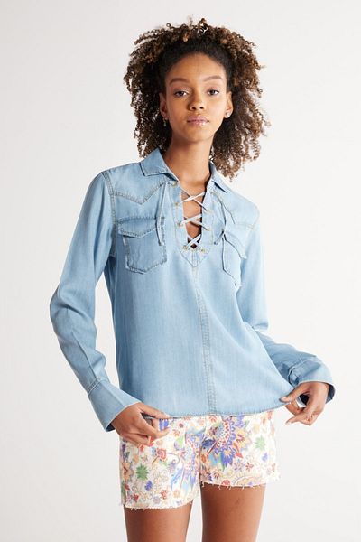 WRANGLER قميص جينز نسائي من قماش الدنيم ذو قصة عادية وأربطة باللون الأزرق الفاتح
