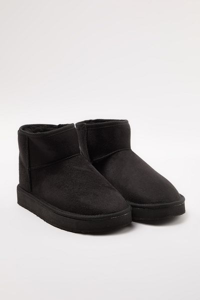 TRENDYOL SHOES Czarne futrzane buty damskie na płaskim obcasie z okrągłym noskiem TAKAW25BO00029