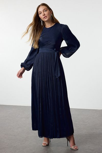 Trendyol Modest Marineblaues Chiffon-Abendkleid mit Schärpendetail und glitzerndem Futter TCTAW25DB00012