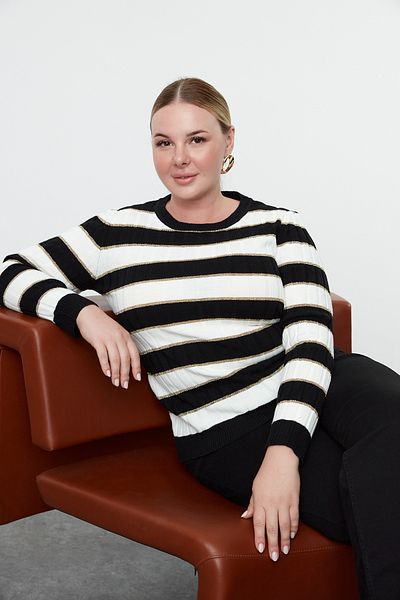 Trendyol Curve Schwarz-Ecru gestreifter Strickpullover mit Rundhalsausschnitt – TBBAW25AN00041