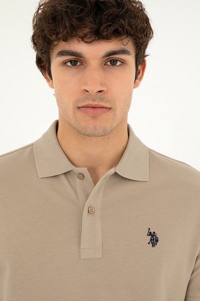 U.S. Polo Assn. تي شيرت رجالي بقصة ضيقة وياقة بولو كاكي فاتح أساسي 50279573 -vr183