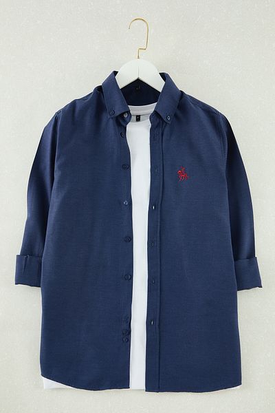 Trendyol Collection Sötétkék, normál szabású okos ing hímzéssel TMNAW25GO00036
