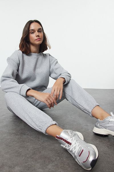 Trendyol Collection Grau meliertes Fleece-Trainingsanzugset mit dicker Innenseite aus Strick - Regular Fit Twoaw23em00001