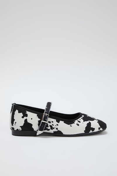 TRENDYOL SHOES Czarne krowie wzorzyste baleriny damskie typu Mary Jane z migdałowym noskiem Takss25Be00010