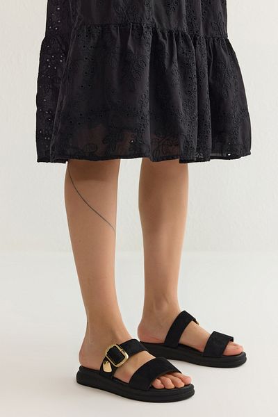TRENDYOL SHOES Czarne zamszowe złote płaskie kapcie damskie ze sprzączką TAKSS25TE00006