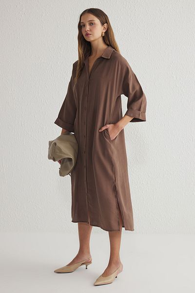 Trendyol Collection Braunes, nachhaltigeres Modal-Midi-Hemdkleid mit weitem Schnitt TWOSS25EL00001