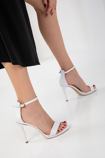 SOHO Białe damskie klasyczne buty na obcasie 14530