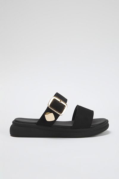 TRENDYOL SHOES Czarne zamszowe złote płaskie kapcie damskie ze sprzączką TAKSS25TE00006