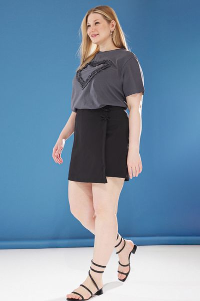 Trendyol Curve تي شيرت مقاس كبير باللون الرمادي Boyfriend Fit - مع كشكشة وتفاصيل قلب TBBSS25BF00022