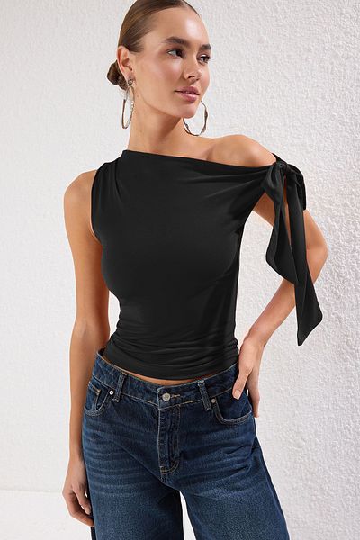 Trendyol Collection Черна еластична плетена блуза Twoss25Bz00400 с асиметрично деколте и връзки