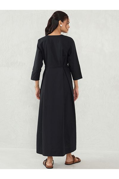 Femmella By Styli فستان ماكسي بفتحة رقبة على شكل حرف V وقصة A مع تفاصيل جيوب