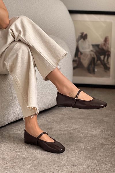 NİŞANTAŞI SHOES حذاء باليه نسائي من Jeremi Brown ذو تفاصيل حزام غير لامع ونعل مسطح
