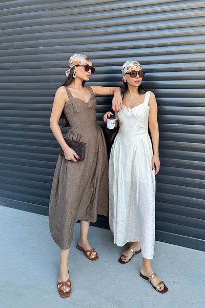 Seda Yalçın Atelier Rochie bej cu paturi adunate cu cupă la piept
