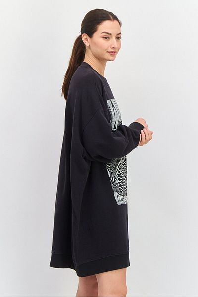 WRANGLER سويت شيرت نسائي بطبعة جرافيكية بأكمام طويلة وياقة دائرية، أسود