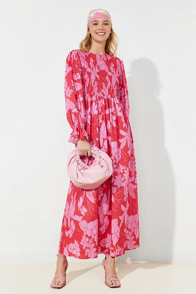 Trendyol Modest فستان منسوج بمقاس كبير مطبوع عليه زهور حمراء TCTSS24EB00109