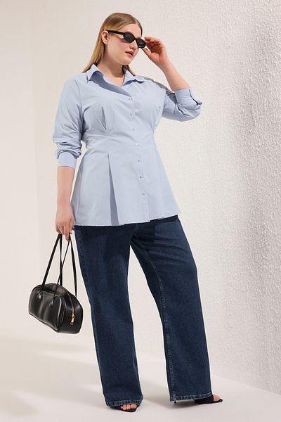 Trendyol Modest قميص منسوج من القطن ذو طيات الخصر باللون الأزرق مقاس كبير TCTSS25TG00030