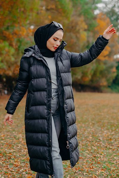Minel معطف منتفخ بغطاء رأس أسود للنساء