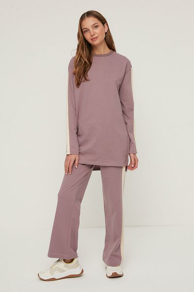 Trendyol Modest طقم بدلة رياضية محبوكة بشريط جانبي ومفصلة باللون البرقوق TCTSS22EN0007