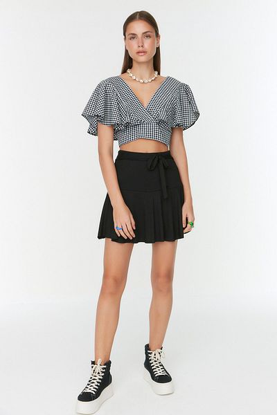 Trendyol Collection Schwarzer Rock in Rockoptik, hohe Taille, Mini-Strickshorts TWOSS21SR0621