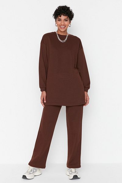Trendyol Modest طقم بدلة رياضية محبوكة بنية كبيرة الحجم - رقبة دائرية TCTAW23EN00003