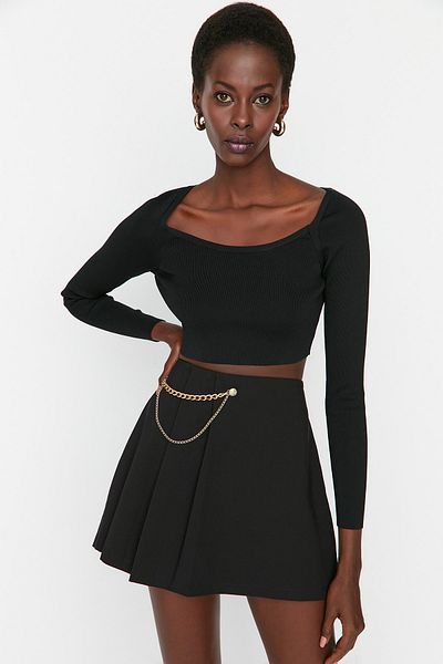 Trendyol Collection Schwarzer gewebter Shortsrock mit Ketten- und Faltendetail TWOAW23SR00041
