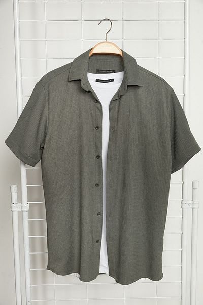 Trendyol Collection Khaki színű texturált ráncos nyári ingek - rövid ujjú, normál szabású TMNSS23GO00055