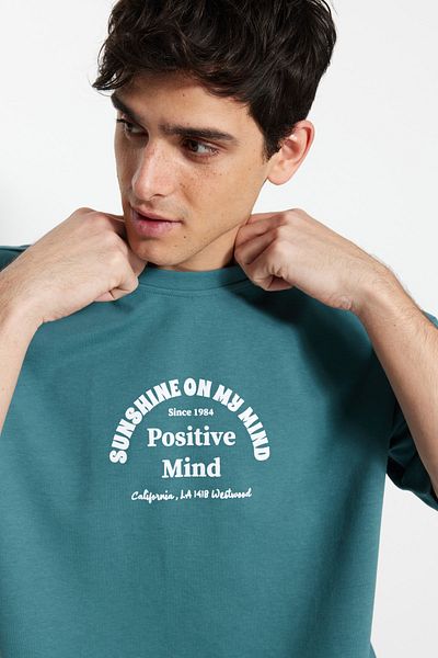 Trendyol Collection Übergroßes/weites T-Shirt mit Rundhalsausschnitt und kurzen Ärmeln aus dicker Baumwolle mit Textdruck TMNSS23TS00083