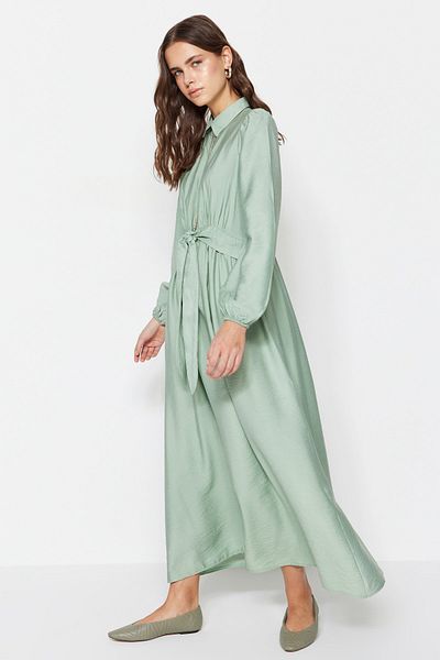 Trendyol Modest Svetlé khaki šaty s viazaním a prúžkami s detailným tkaným ľanovým vzhľadom TCTSS23EB00272