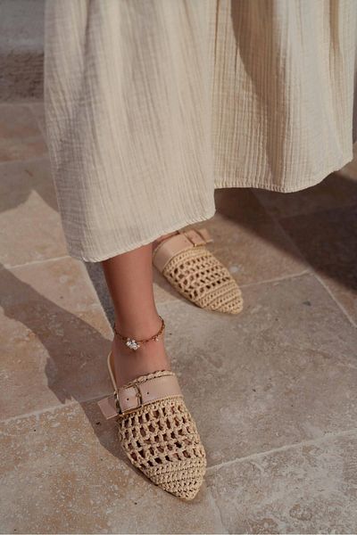 NİŞANTAŞI SHOES Najlepšie béžové dámske papuče s detailom opasku s plochou podrážkou