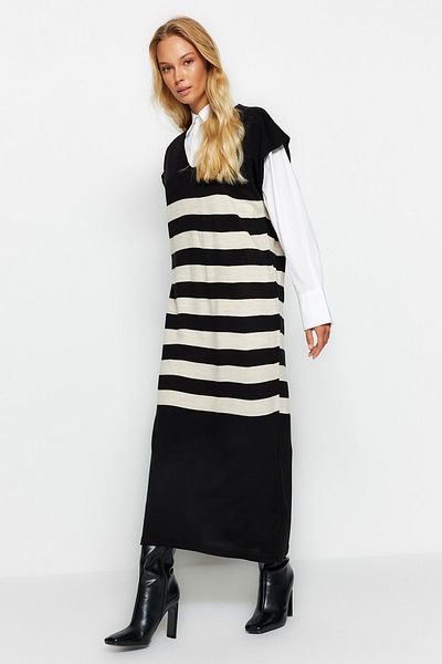 Trendyol Modest Черна трикотажна рокля с раирано V-образно деколте TCTAW24UV00039