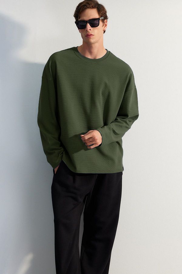 Trendyol Collection-Khakifarbenes, übergroßes Sweatshirt aus strukturierter Baumwolle mit Aufdruck - TMNAW24SW00073 1