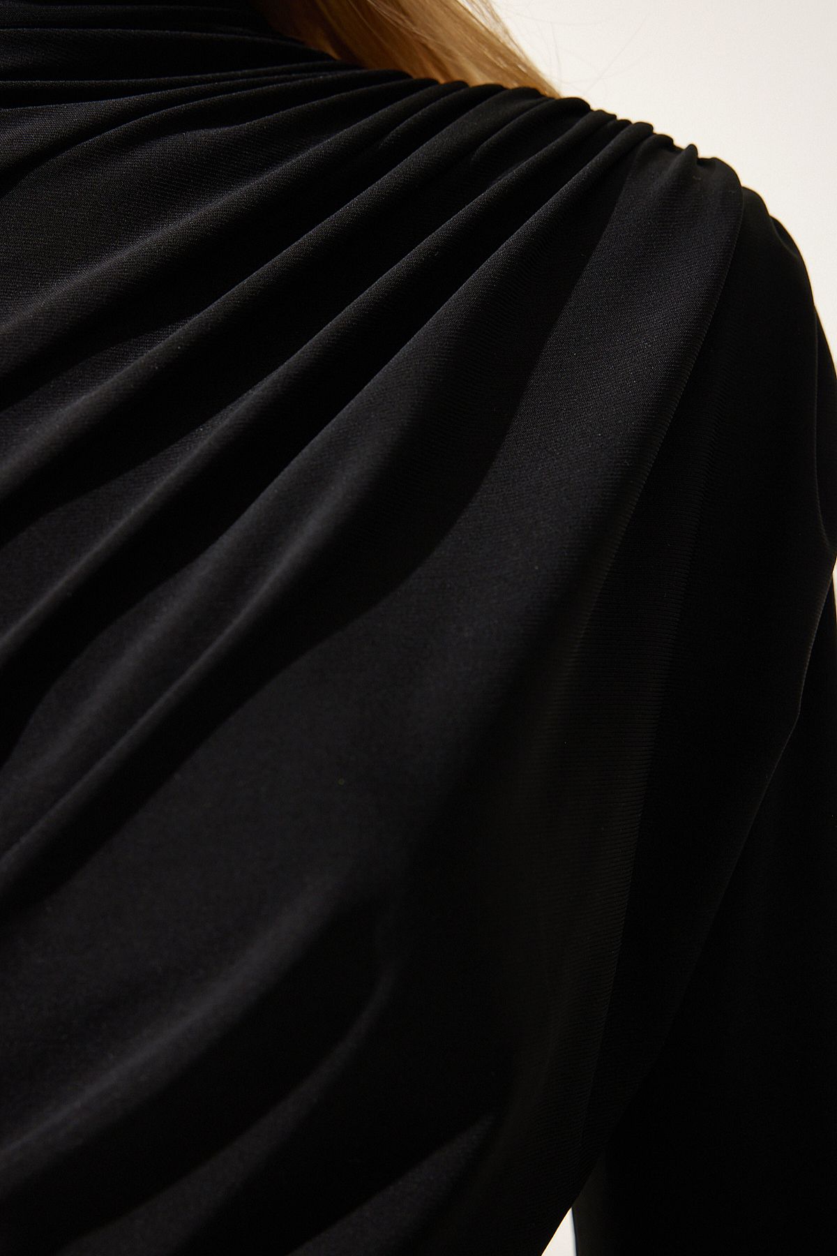 Happiness İstanbul-Schwarze, geraffte, detaillierte Sandy-Bluse mit hohem Kragen für Damen FF00135 5