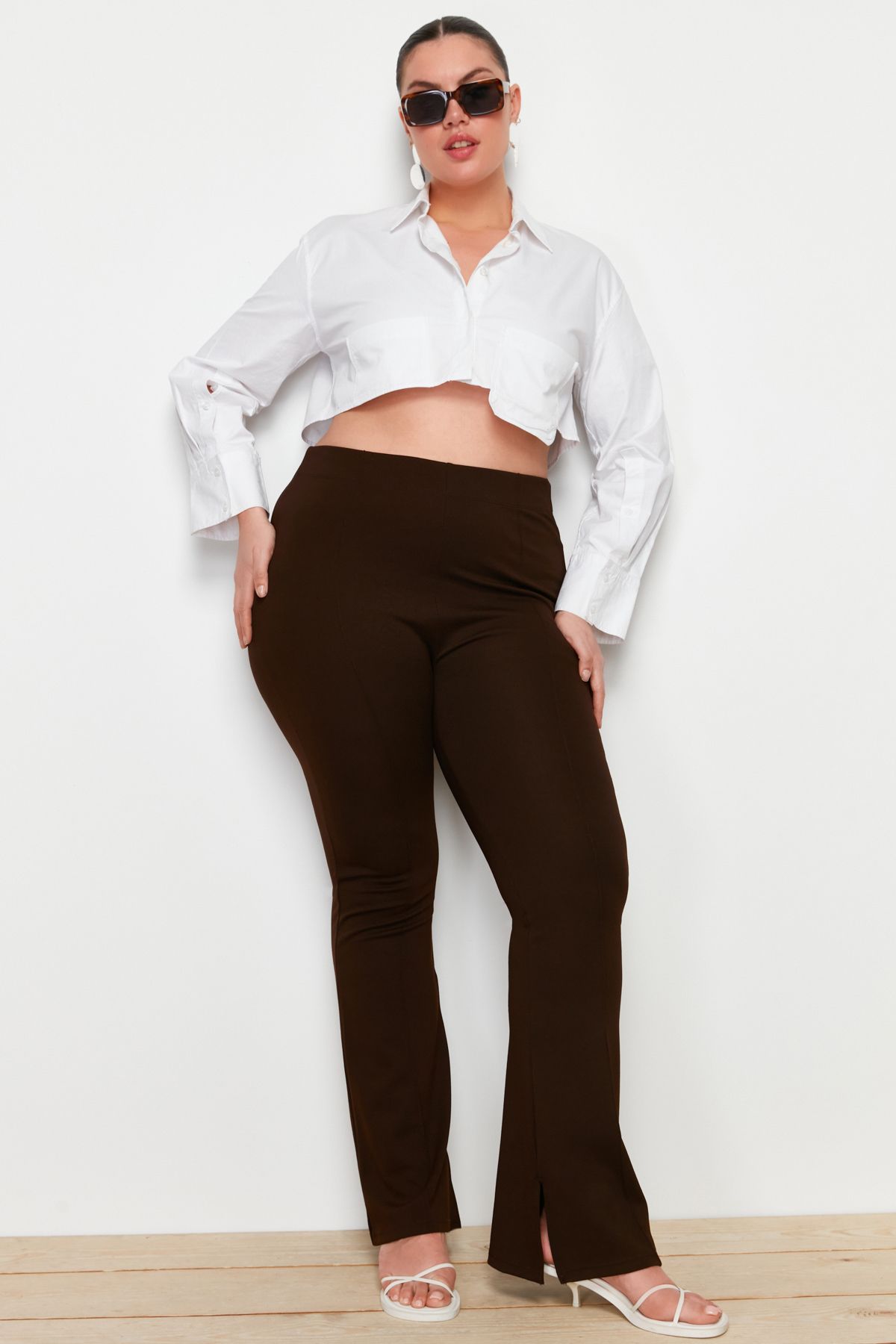 Trendyol Curve-بنطال محبوك بفتحة أرجل إسبانية باللون البني TBBAW23AR00002 3