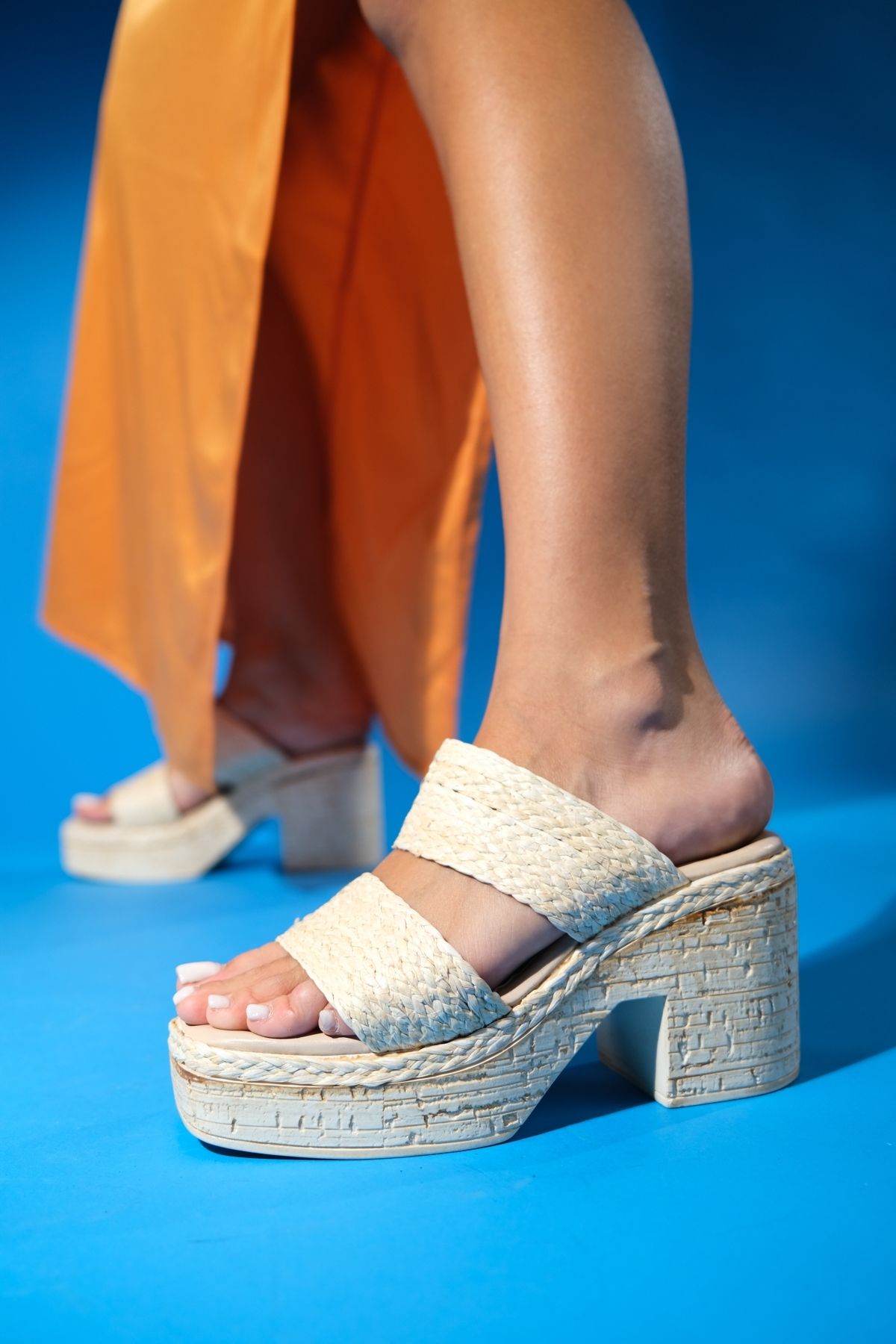 LuviShoes-LEVNES Beige Damen-Slipper mit Plateauabsatz - Doppelt gestreiftes Stroh 1