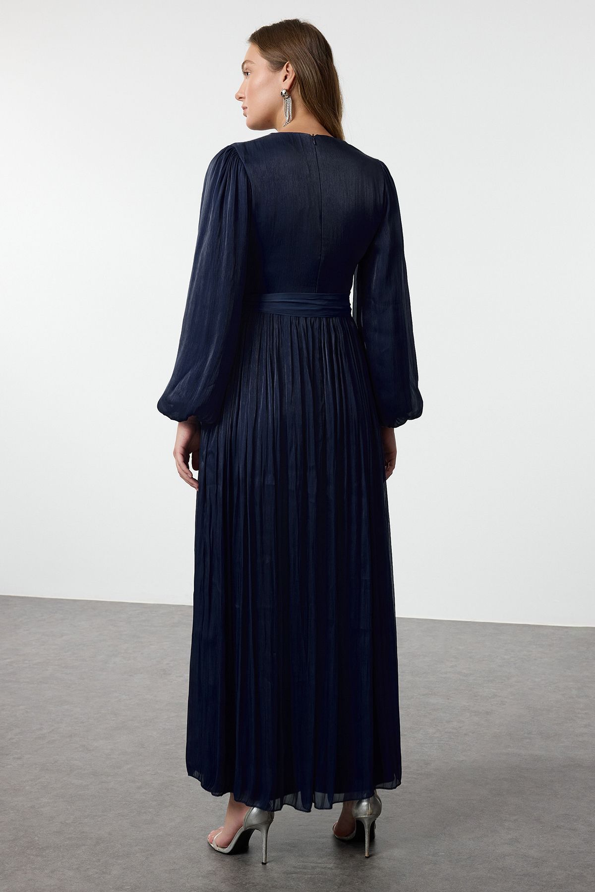 Trendyol Modest-Marineblaues Chiffon-Abendkleid mit Schärpendetail und glitzerndem Futter TCTAW25DB00012 5