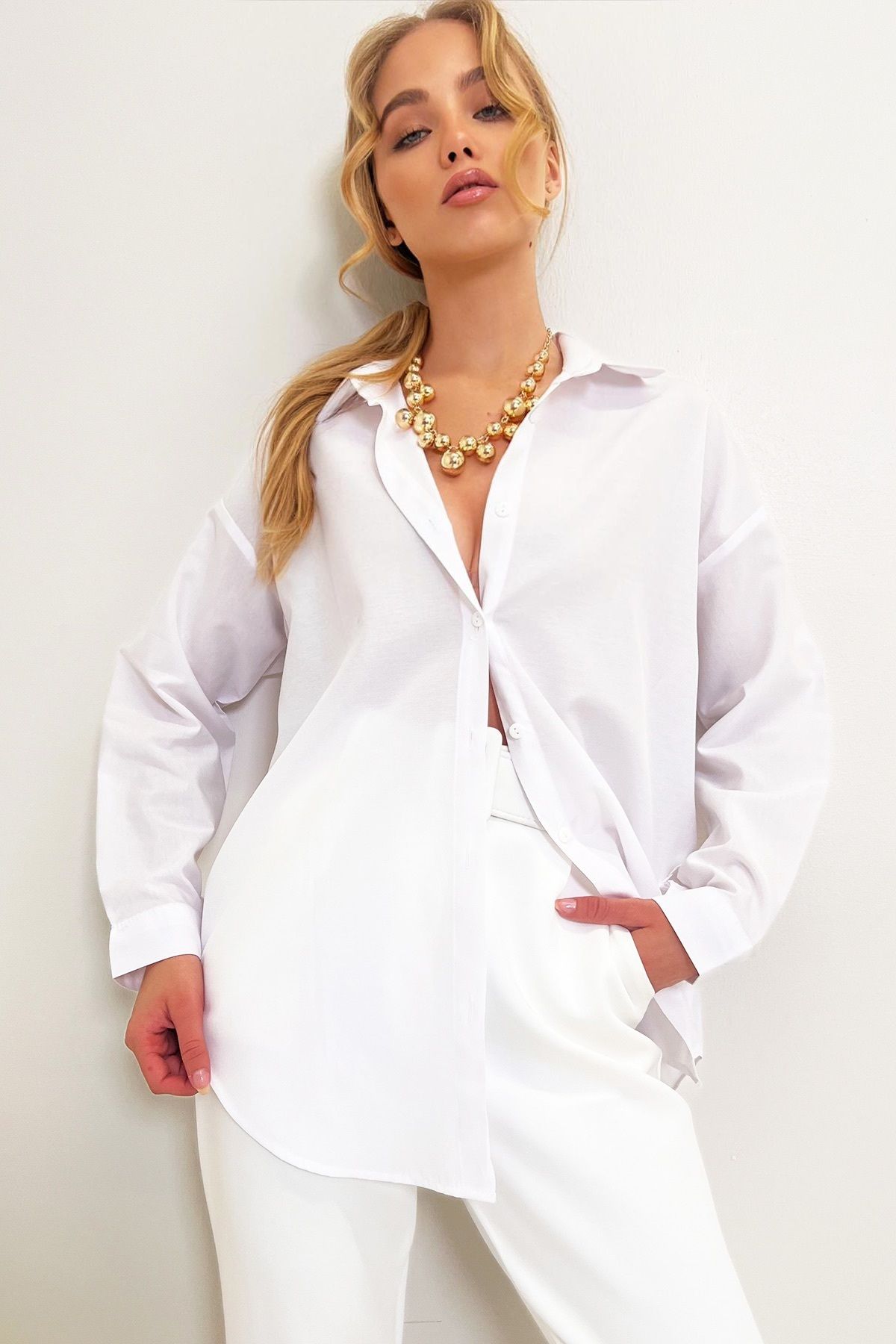 Trend Alaçatı Stili-Weißes, übergroßes, langes, gewebtes Hemd für Damen ALC-X6828 1