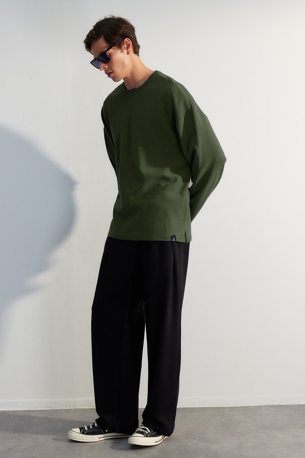 Trendyol Collection-Khakifarbenes, übergroßes Sweatshirt aus strukturierter Baumwolle mit Aufdruck - TMNAW24SW00073 2