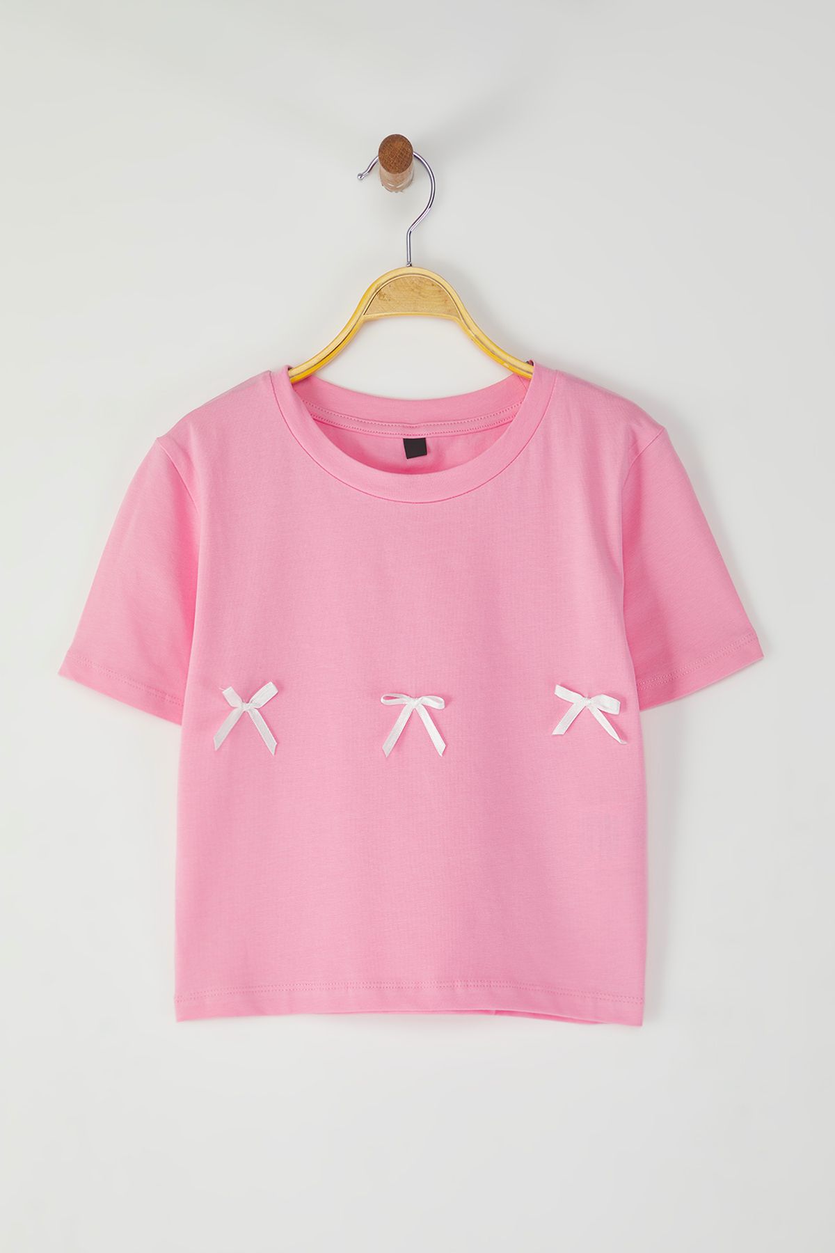 Kolekcia Trendyol Ružové pletené tričko Crop – krátky rukáv, detail mašle TWOSS24TS00248