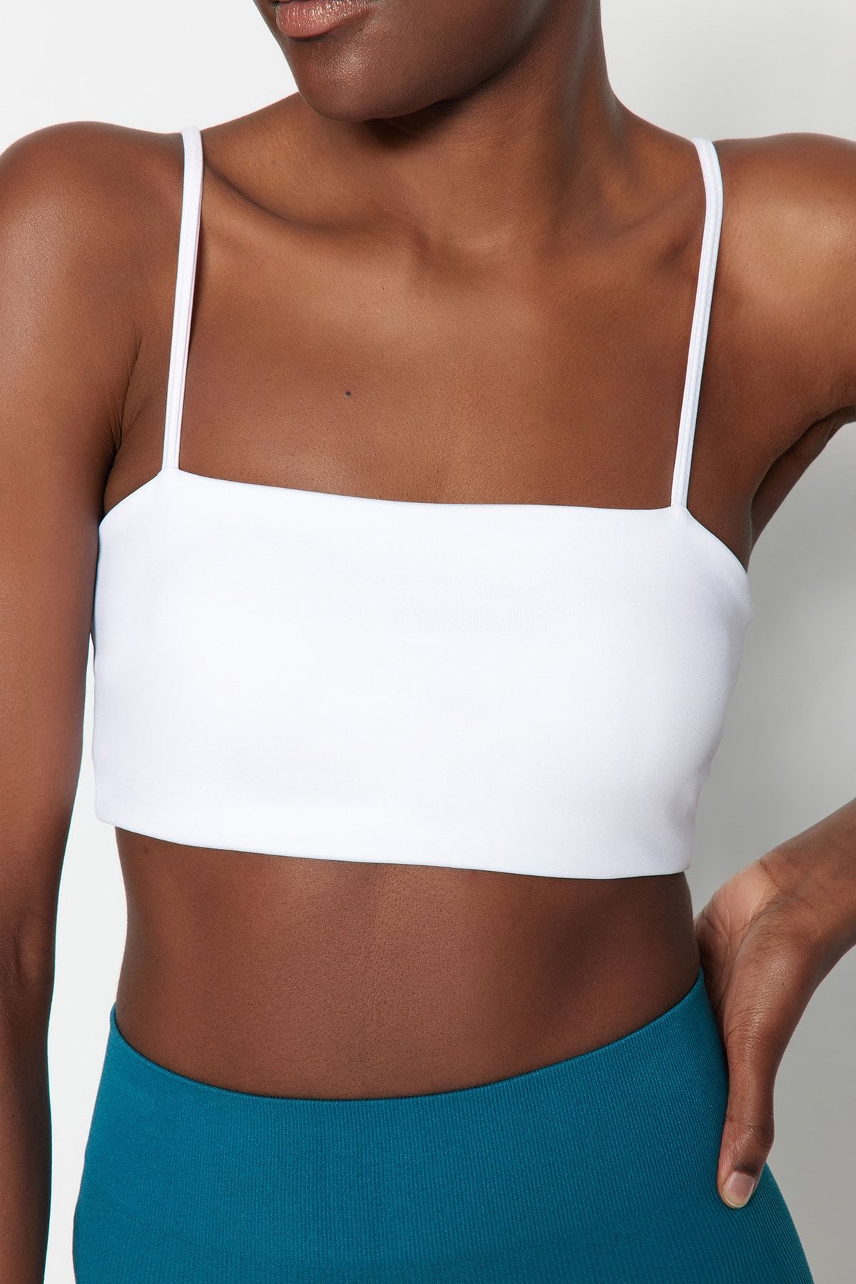 Trendyol Collection-Pletená sportovní podprsenka s bílou střední podporou/provazovým páskem THMSS23SS00024 2